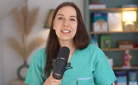 Pia-Marie Minge hat ein Mikrofon in der Hand und gibt Updates zur Heilpraktikerprüfung 